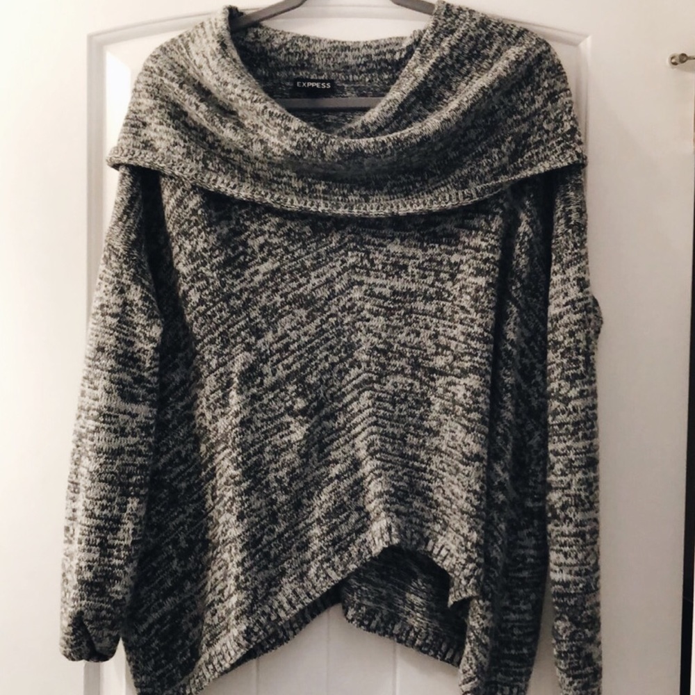 Loose turtleneck/cowl neck sweater